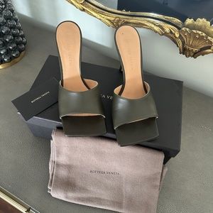 BOTTEGA VENETA HEEL (PORRIDGE)